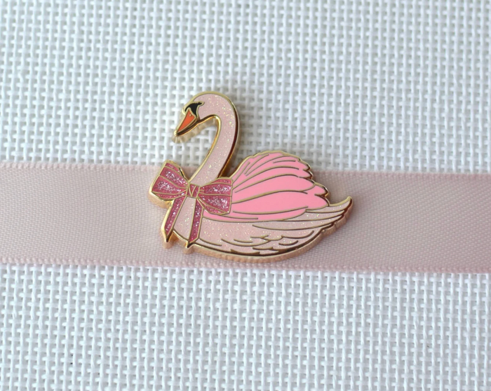 Pink Glitter Swan w/Bow Needle Minder