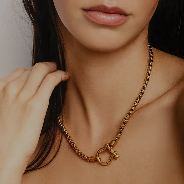 The Buckle Necklace – All Gold