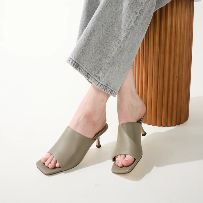 Wren - Taupe Leather
